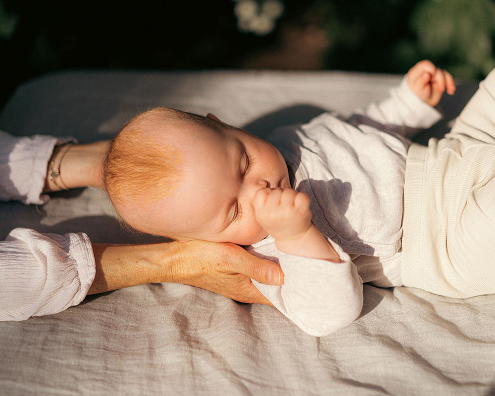 Cranio Behandlung eines Babys mit der Hebamme Mailin Krause